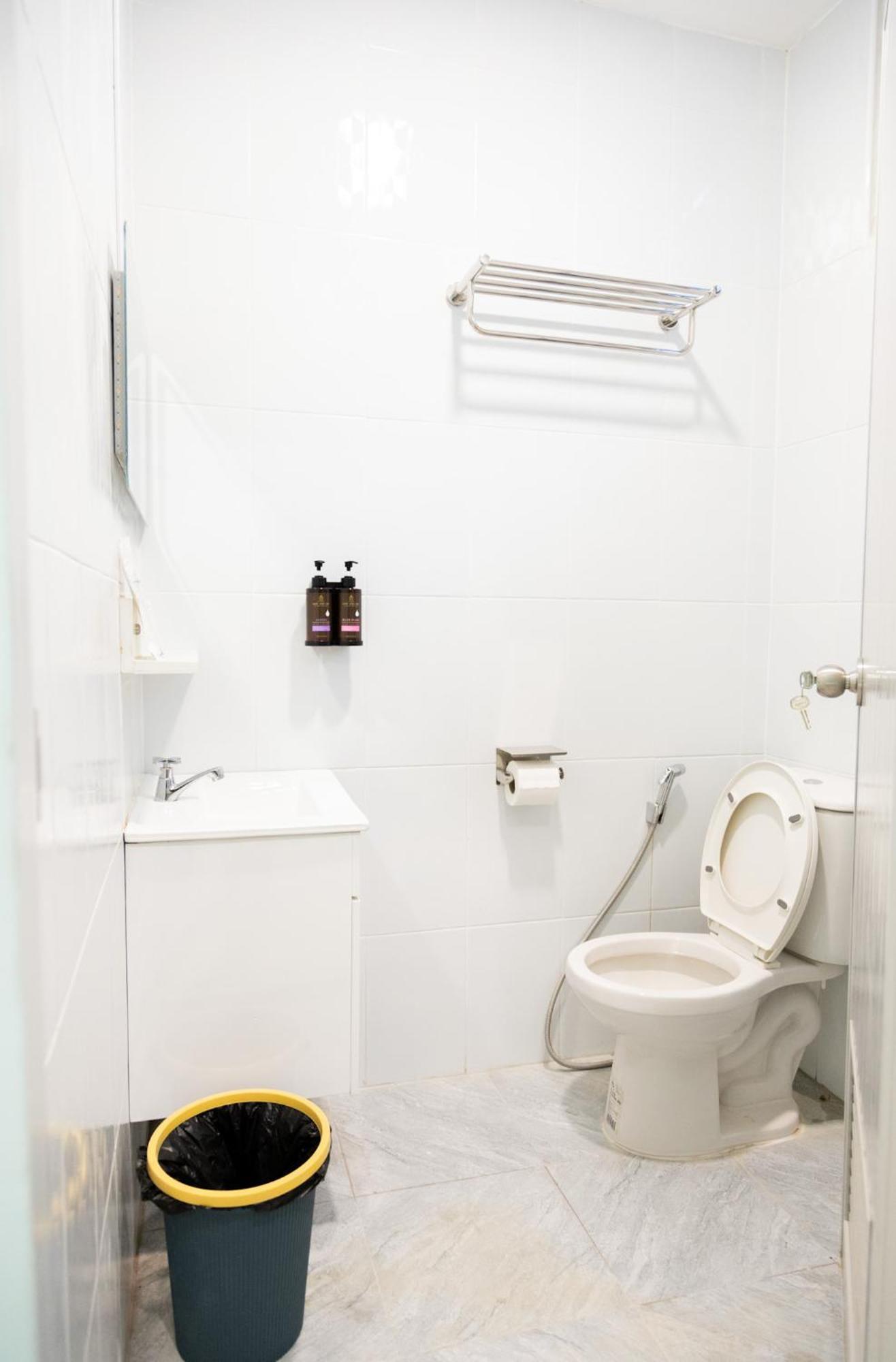 Cozy Stay Inn Банкок Екстериор снимка